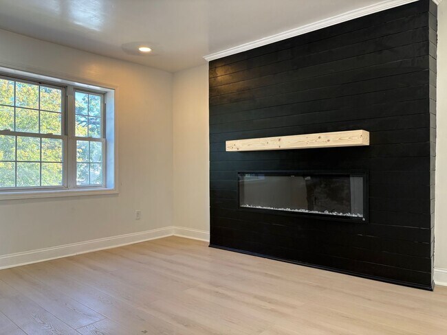 Building Photo - Jefferson 3