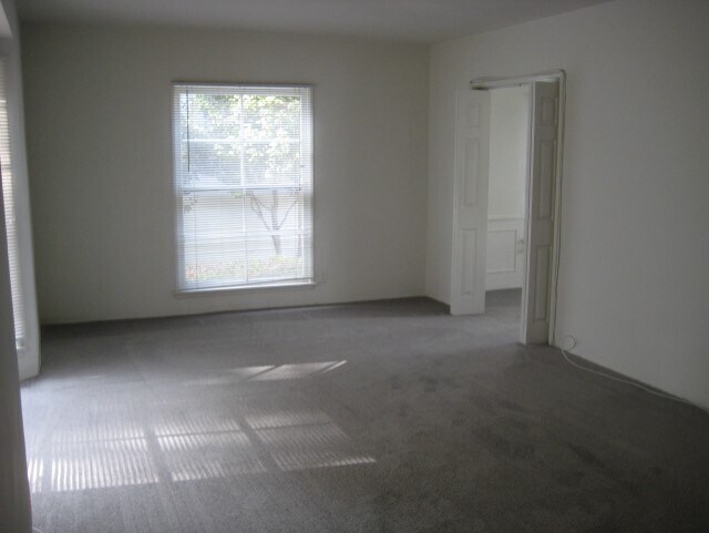 Building Photo - 609 Kelton Ave