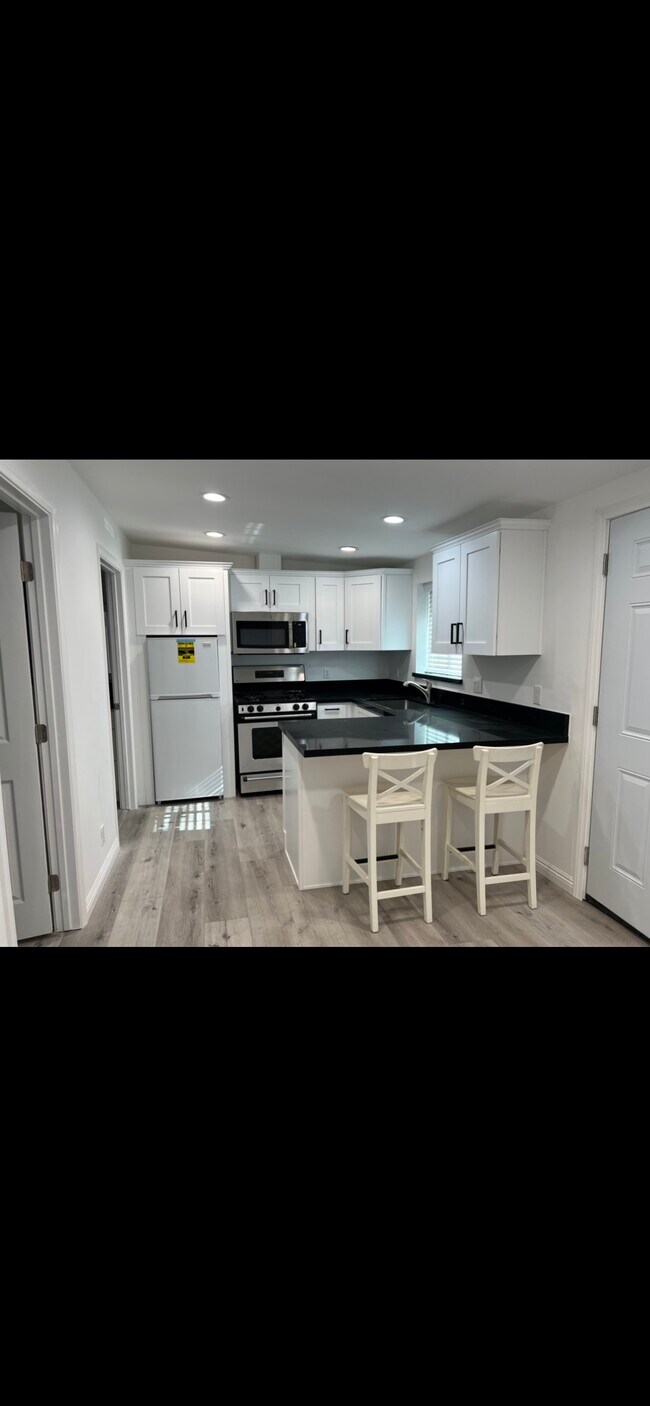 Building Photo - 10348 Petit Ave