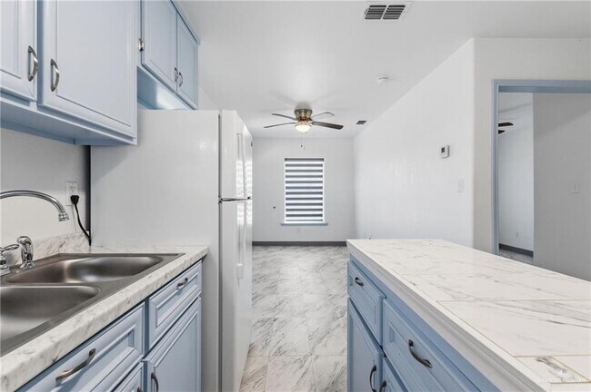 Building Photo - 14 Ash St