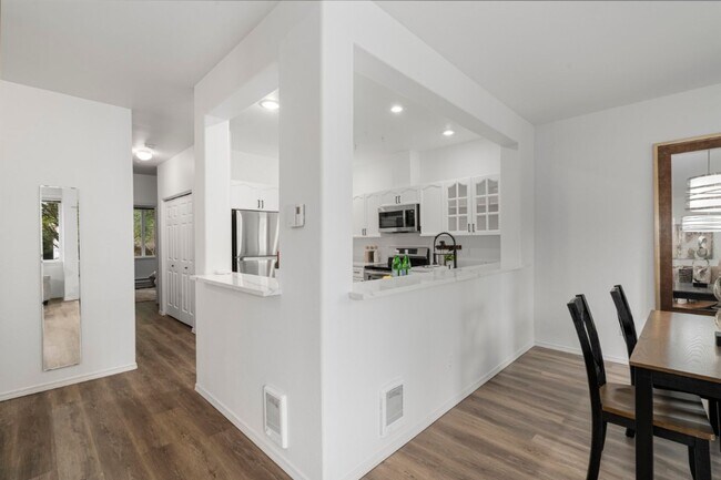 Building Photo - 2Bd/2Ba Redmond Condo