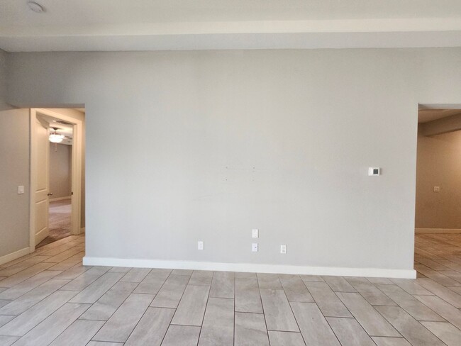 Building Photo - Single Family Home-  5 bedrooms 3 Baths