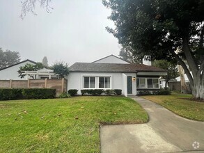 Building Photo - Clean and Updated 3 bed 2 bath House with ...