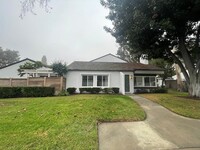 Building Photo - Clean and Updated 3 bed 2 bath House with ...