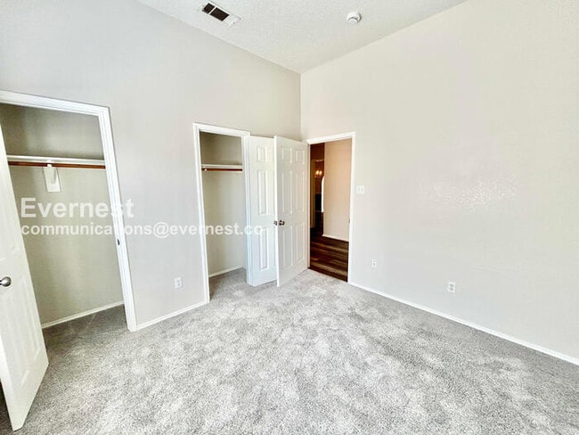 Building Photo - 3 Bed, 2 Bath with Fenced Yard & Garage / Pet-Friendly / Available Now!
