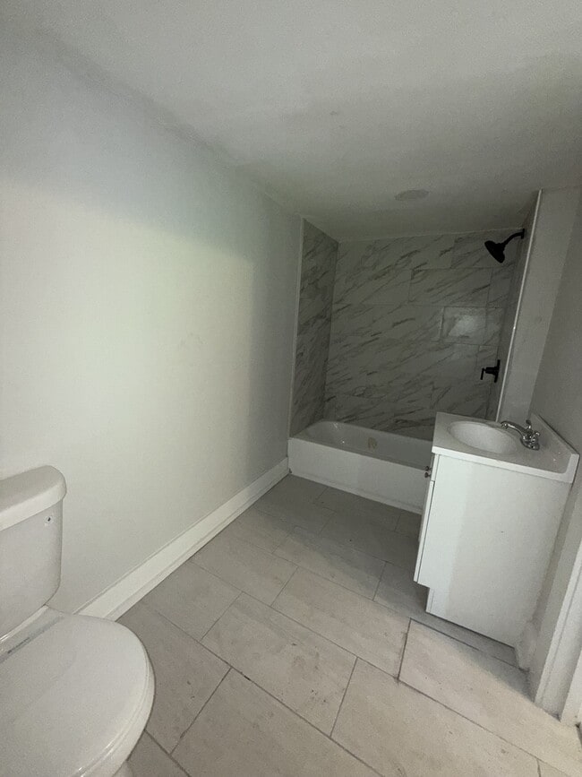 Building Photo - 1701 Ave I