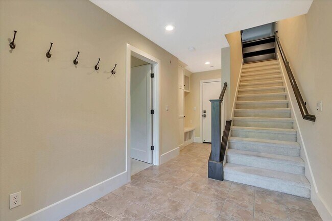 Building Photo - Beautiful Tri-Level 4 bedroom, 3.5 Bathroom, 2,150 SqFt Home in Downtown Campbell!
