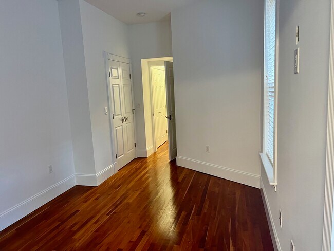 Building Photo - 31 Temple St