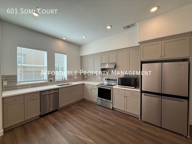 Building Photo - 601 Somi Ct