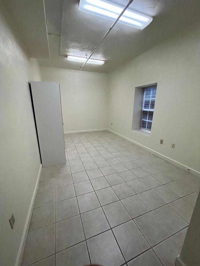 Building Photo - Prime location 2 Bedroom 1 Bath with Den D...