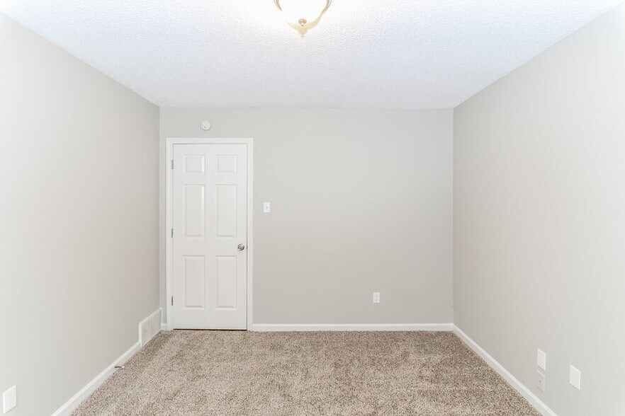 Building Photo - 5896 Pipers Green Ln
