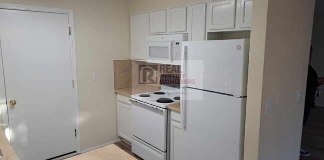 Building Photo - Check Out This Adorable 3 Bedroom, 2.5 Bath TownHome!