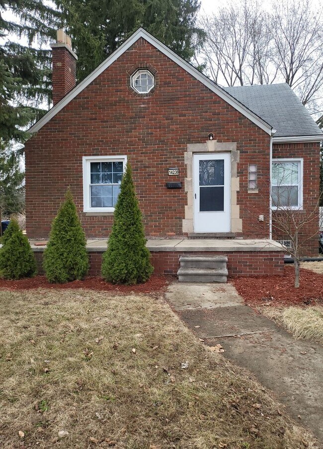 Building Photo - Beautiful 3 Bedroom bungalow in very desir...