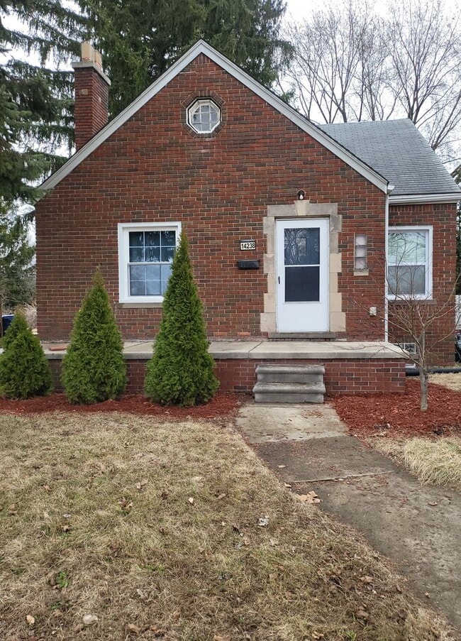 Building Photo - Beautiful 3 Bedroom bungalow in very desirable location in Redford/ Livonia borders