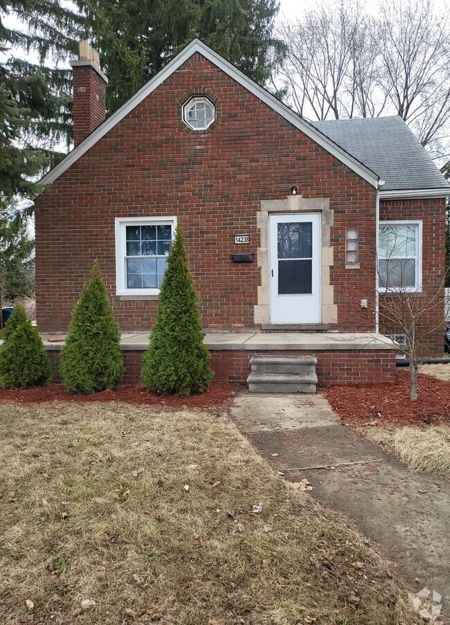 Building Photo - Beautiful 3 Bedroom bungalow in very desir...