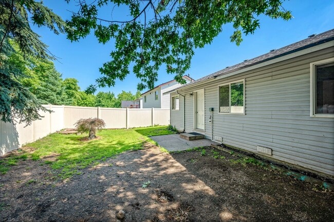 Building Photo - 5769 N Lachaise Ln