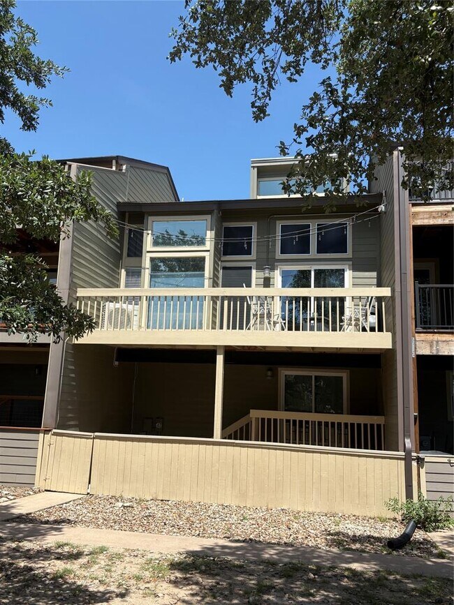 Building Photo - 553 Demarett Dr
