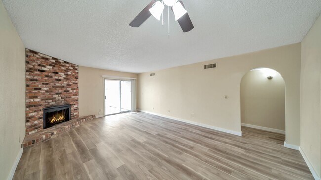 Building Photo - East Side Remodeled 2 Bdrm Townhome