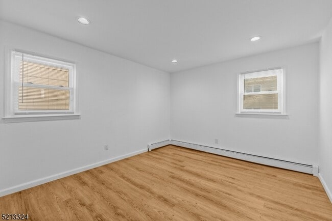Building Photo - 520 Davis Ave