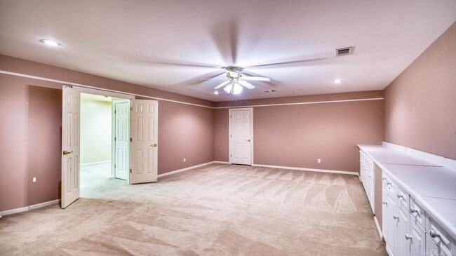 Building Photo - 2213 Doral Dr