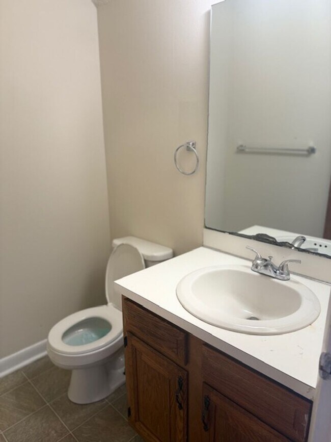 Building Photo - 902 Verdant Dr