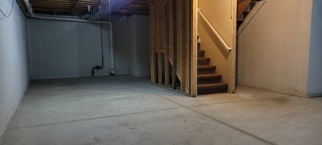 Building Photo - 3285 E 11 Mile Rd