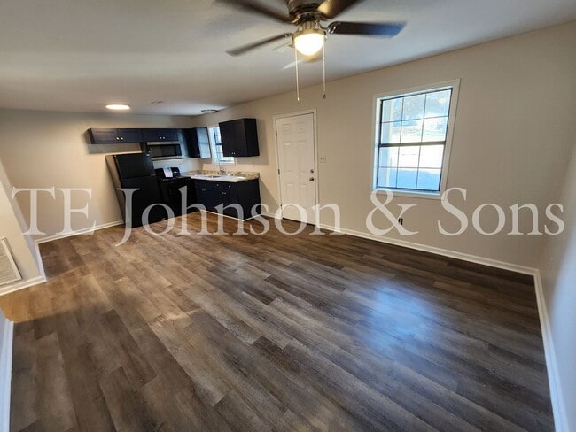 Building Photo - Newly Renovated Apartments in Green Oaks- Water Included!