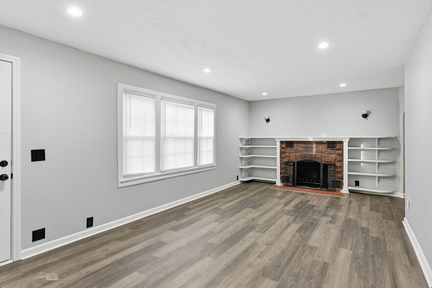 Building Photo - 4677 N 60th St