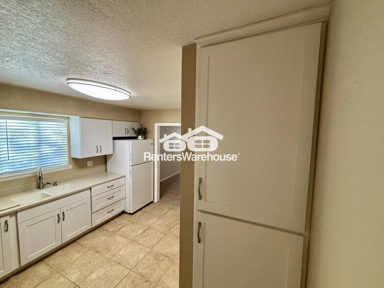 Building Photo - 6809 E Avalon Dr