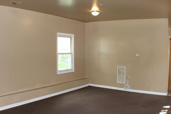 Building Photo - 107-109 E 17th St