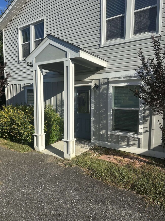Primary Photo - 214 W 8th Ave