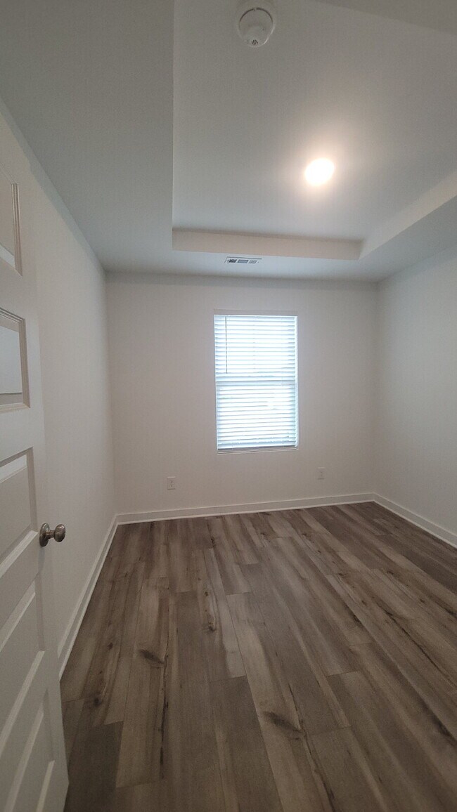 Building Photo - 7589 Discovery Pt Dr NW