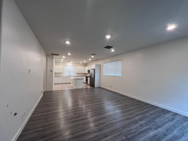 Building Photo - 1152 E Newland Dr