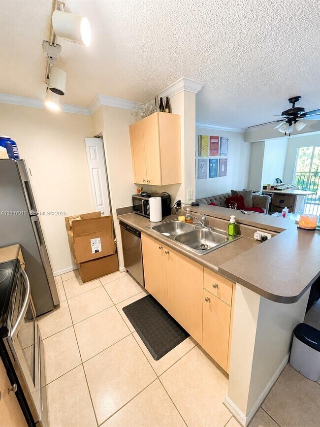 Building Photo - 2457 Centergate Dr