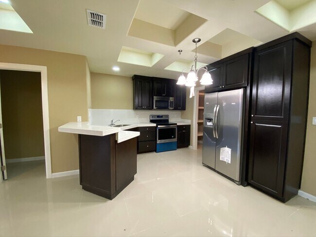 Building Photo - 3Bed/2.5 Bath Townhome, Mcallen TX