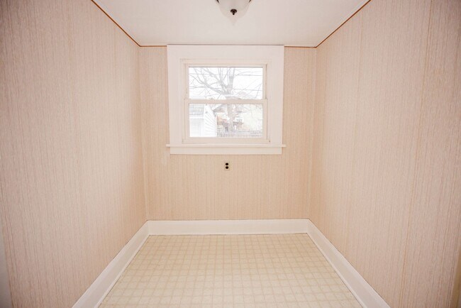 Building Photo - Beautiful two bedroom home with bonus room, fenced in back yard, garage, and full basement!