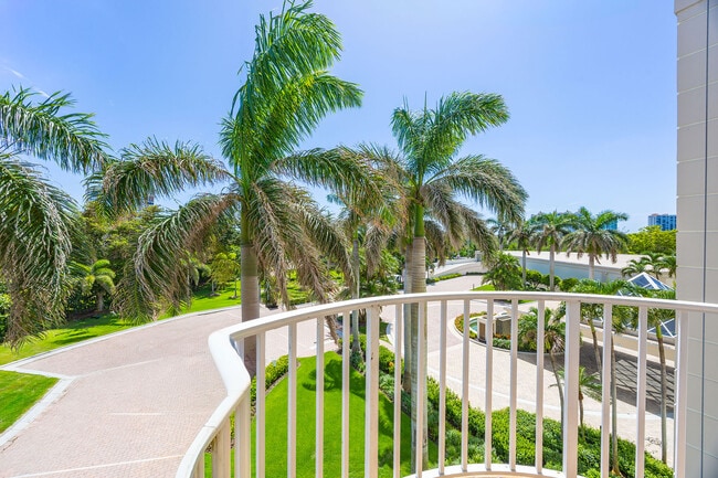 Building Photo - 8111 Bay Colony Dr