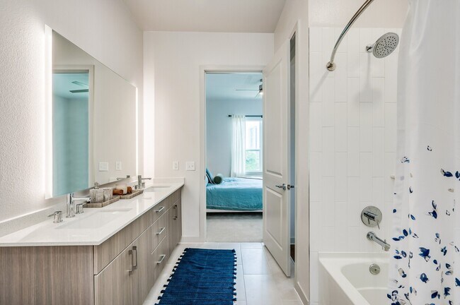 Building Photo - Stylish Spaces in the Center of It All