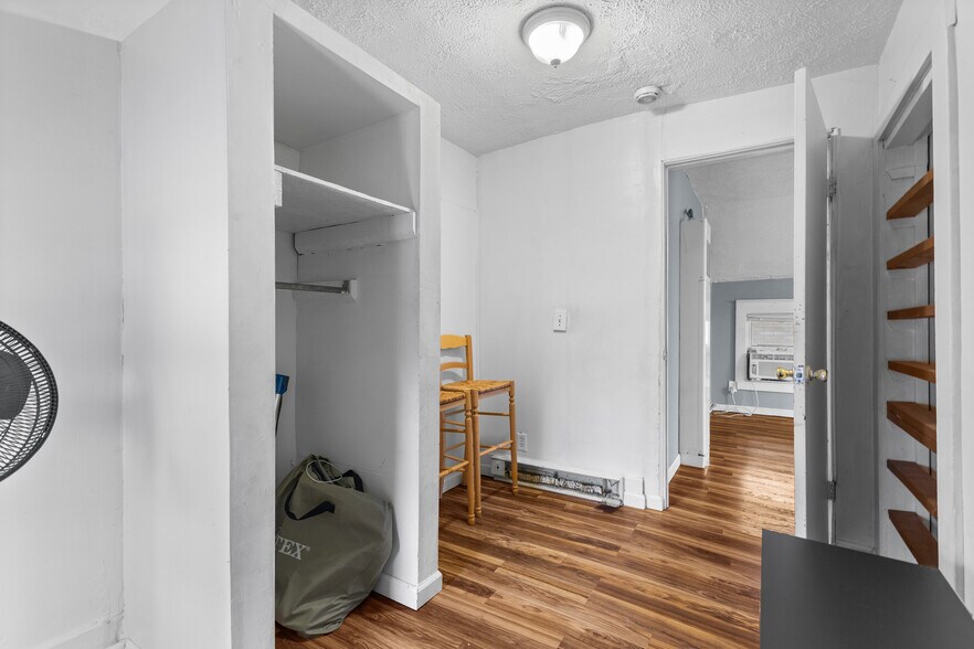 Building Photo - 922 Dakin St