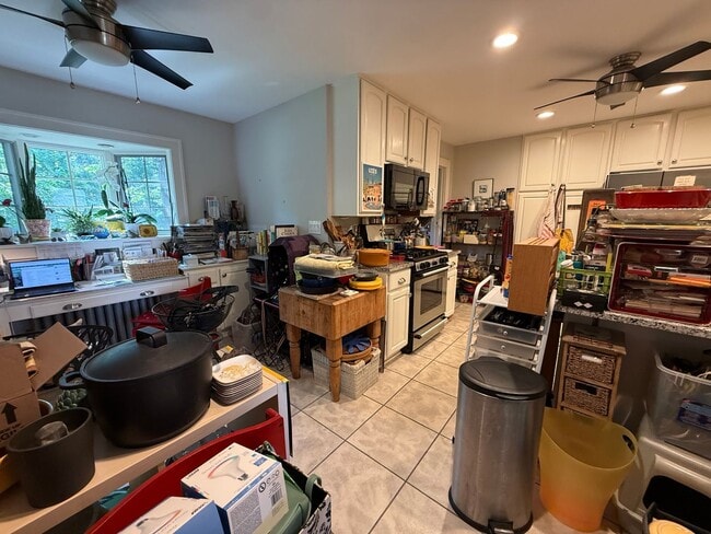 Building Photo - 2425 Demington Dr