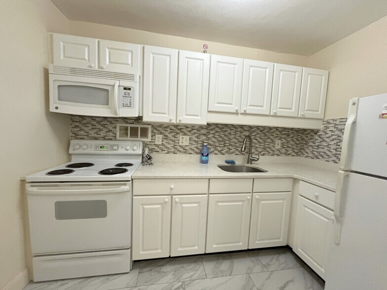 Building Photo - 75 Monmouth St