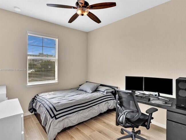 Building Photo - 3976 Poinciana Ln
