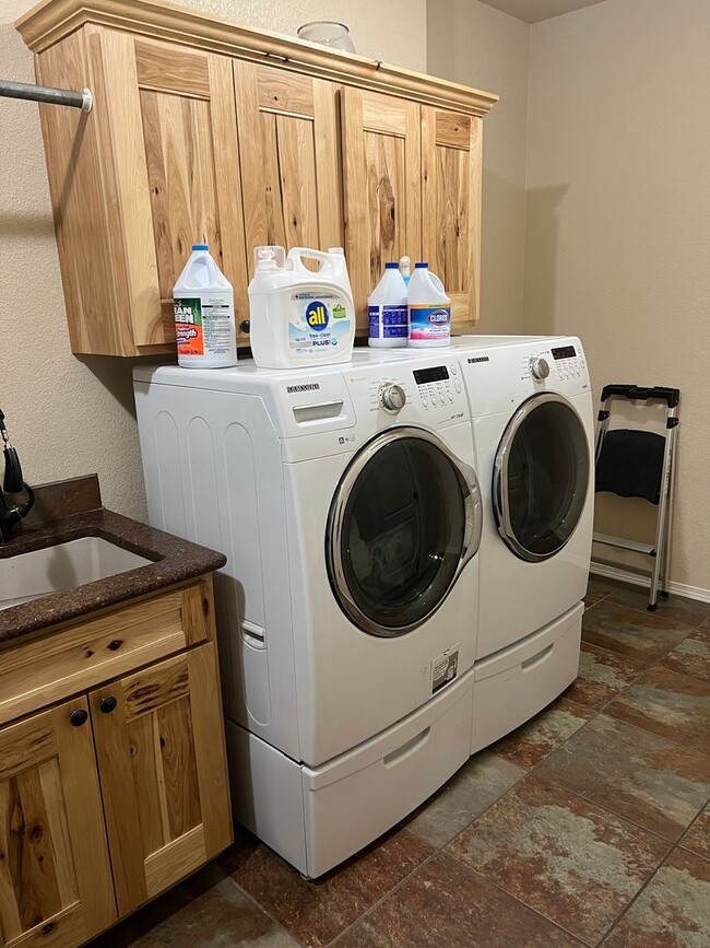 Building Photo - Check out this beautiful home located in o...