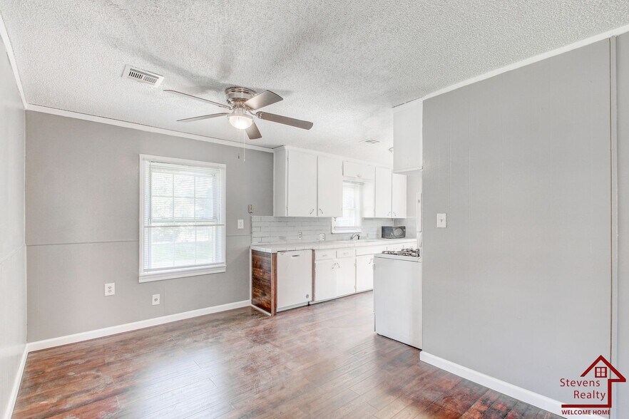 Building Photo - 1806 NW Lincoln Ave