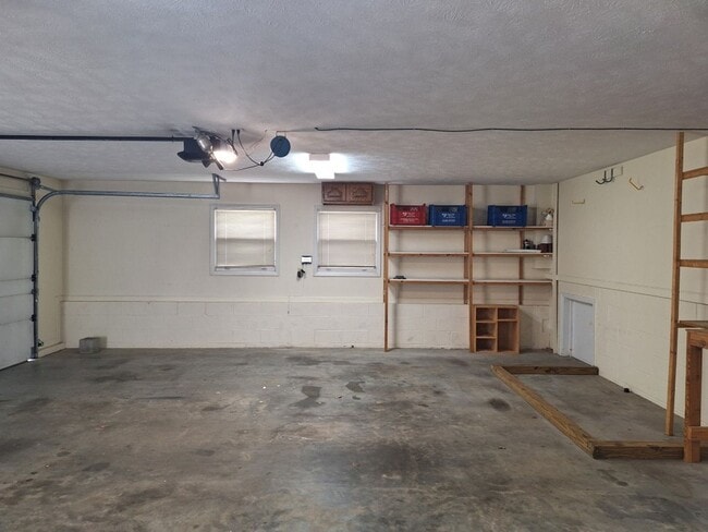 Building Photo - 4bd/3 bath located in desirable neighbor in Fox Den Subdivision in West Knoxville