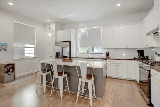 Building Photo - 2781 Clinton Dr