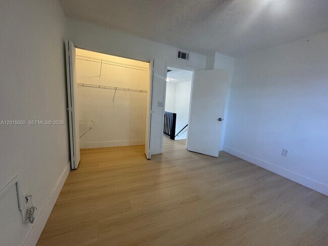Building Photo - 4122 SW 61st Ave