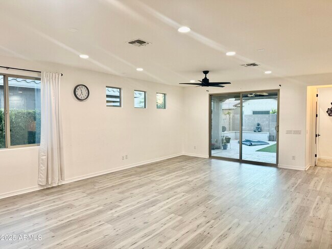 Building Photo - 9816 E Supernova Dr