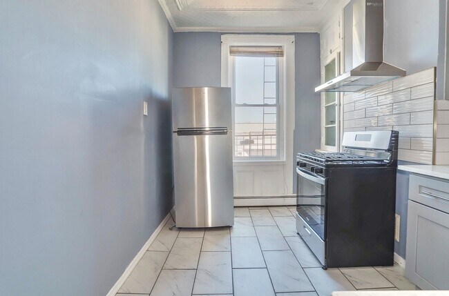 Building Photo - 118 Bowers St