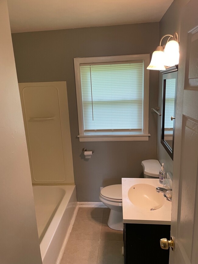 Building Photo - 13100 Meadowlawn Dr